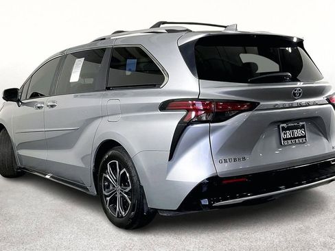Used 2025 Toyota Sienna Platinum AWD/4WD image 17