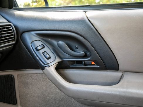 Used 2002 Chevrolet Camaro Z28 RWD image 17