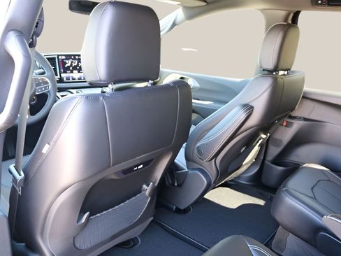 New 2026 Chrysler Pacifica Select FWD image 14