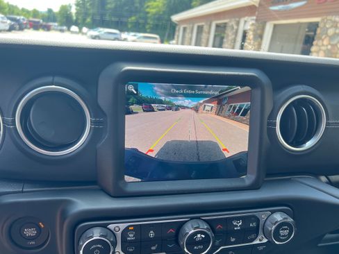 Used 2021 Jeep Gladiator Overland image 17