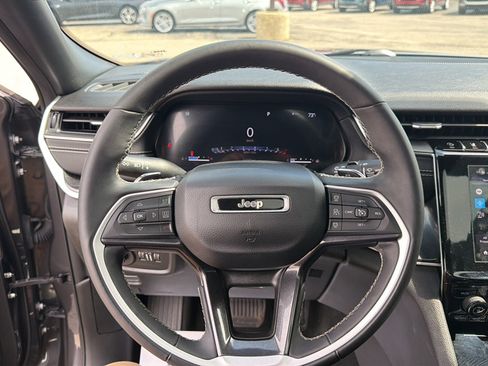 Used 2023 Jeep Grand Cherokee L Laredo AWD/4WD image 9