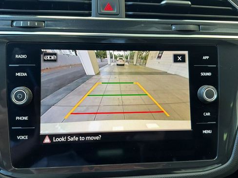 Used 2023 Volkswagen Tiguan SE w/ Panoramic Sunroof Package FWD image 21