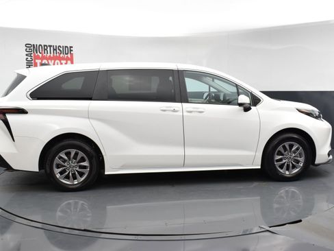 Used 2024 Toyota Sienna LE image 5