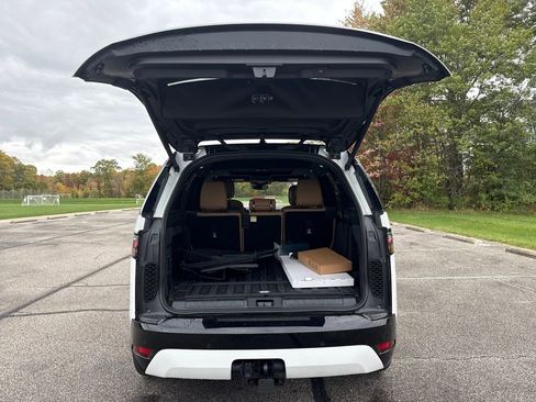 New 2025 Land Rover Discovery Dynamic SE image 9