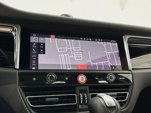 Certified 2024 Porsche Macan image 39