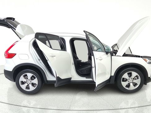 Used 2020 Volvo XC40 T4 Momentum FWD image 16