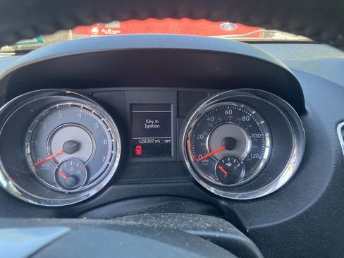 Used 2012 Chrysler Town & Country Touring w/ Entertainment Group #1 FWD image 4