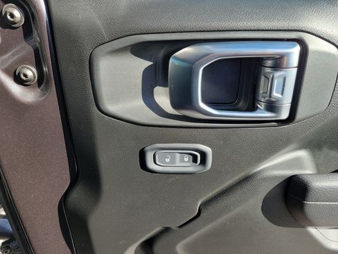 Used 2024 Jeep Wrangler Sport S image 11