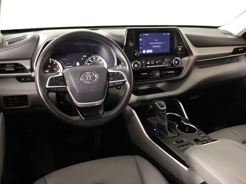 Used 2024 Toyota Highlander XLE AWD/4WD image 2