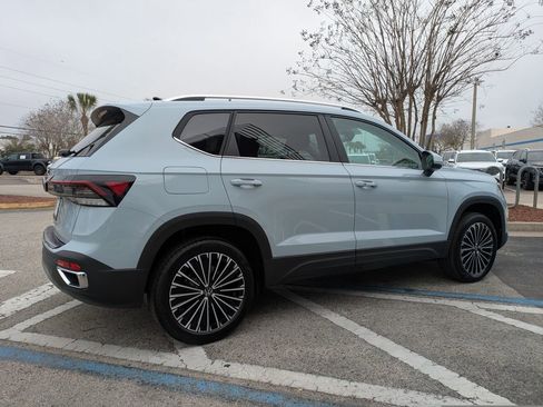 New 2026 Volkswagen Taos SE FWD image 5