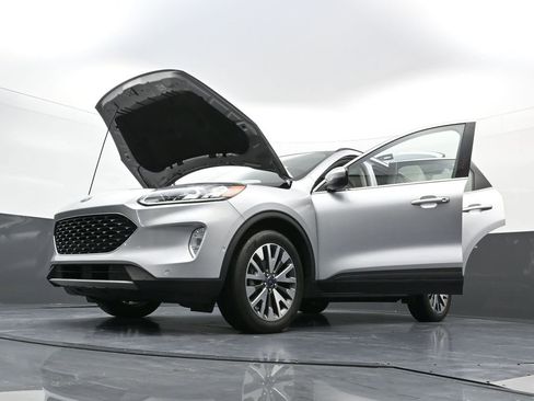 Used 2020 Ford Escape Titanium image 39