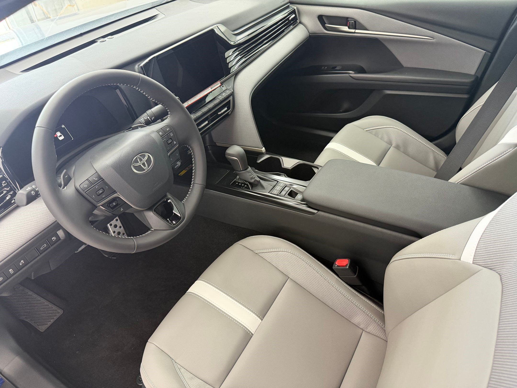 Used 2026 Toyota Camry SE w/ Convenience Package FWD image 4