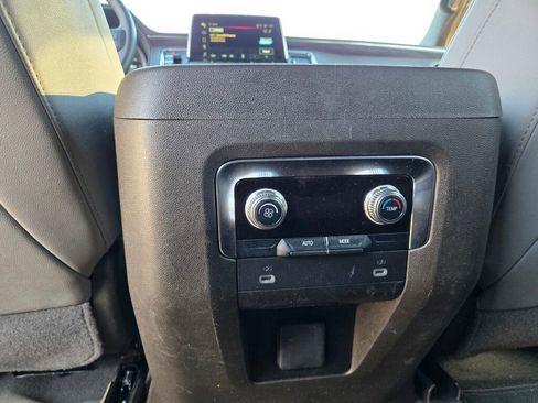 Used 2024 GMC Yukon XL SLT image 16