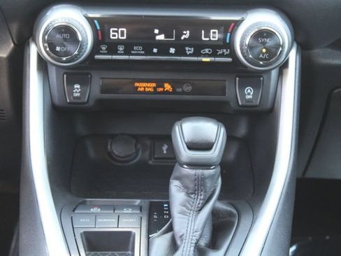 Used 2022 Toyota RAV4 XLE FWD image 18