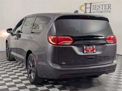 Used 2018 Chrysler Pacifica Touring Plus w/ S Appearance Package image 5