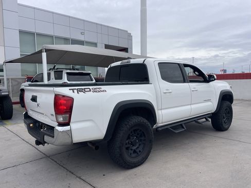 Used 2017 Toyota Tacoma TRD Off-Road image 2