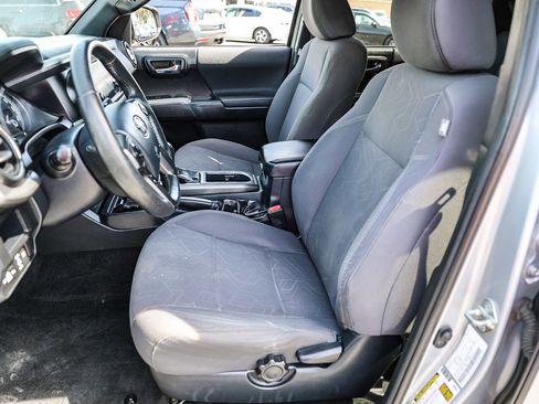 Used 2018 Toyota Tacoma TRD Off-Road w/ Technology Package image 9