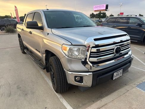 Used 2017 Toyota Tundra SR5 w/ SR5 Upgrade Package RWD image 2
