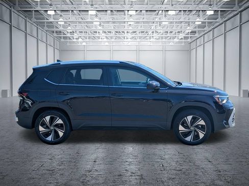 Used 2025 Volkswagen Taos SE w/ Panoramic Sunroof Package AWD/4WD image 6