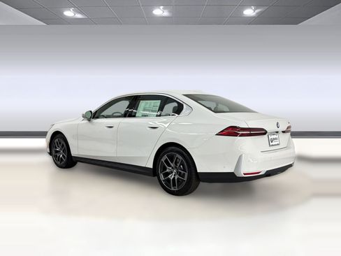 New 2027 BMW 530i RWD image 3
