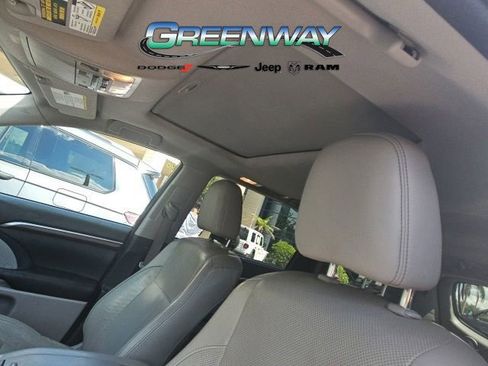 Used 2016 Toyota Highlander Limited w/ Driver Technology Package FWD image 8