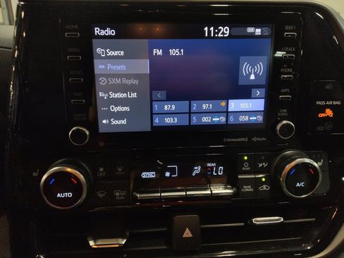 Used 2022 Toyota Highlander XLE FWD image 25