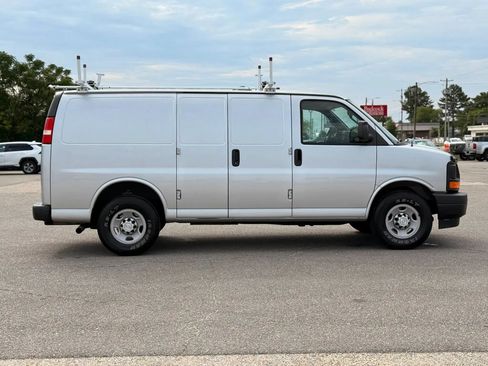 Used 2017 Chevrolet Express 2500 RWD image 10