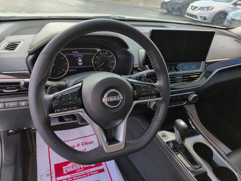 Used 2023 Nissan Altima 2.5 SR w/ SR Premium Package image 9