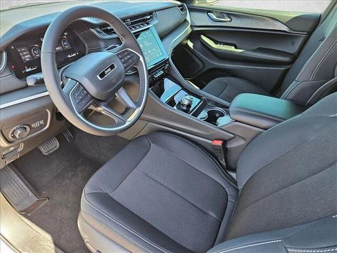 New 2025 Jeep Grand Cherokee Laredo image 3