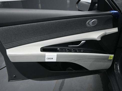 Certified 2025 Hyundai Elantra Limited FWD image 28