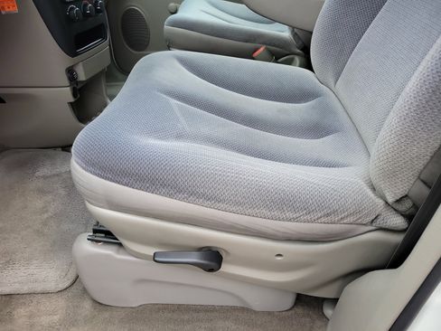 Used 2002 Dodge Caravan SE image 5