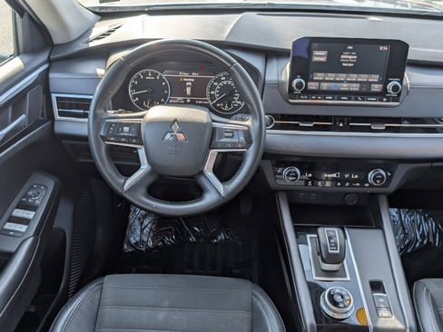 Used 2023 Mitsubishi Outlander SE image 17