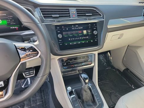 Certified 2022 Volkswagen Tiguan SE R-Line FWD image 22