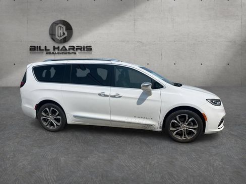 Used 2022 Chrysler Pacifica Pinnacle AWD/4WD image 4