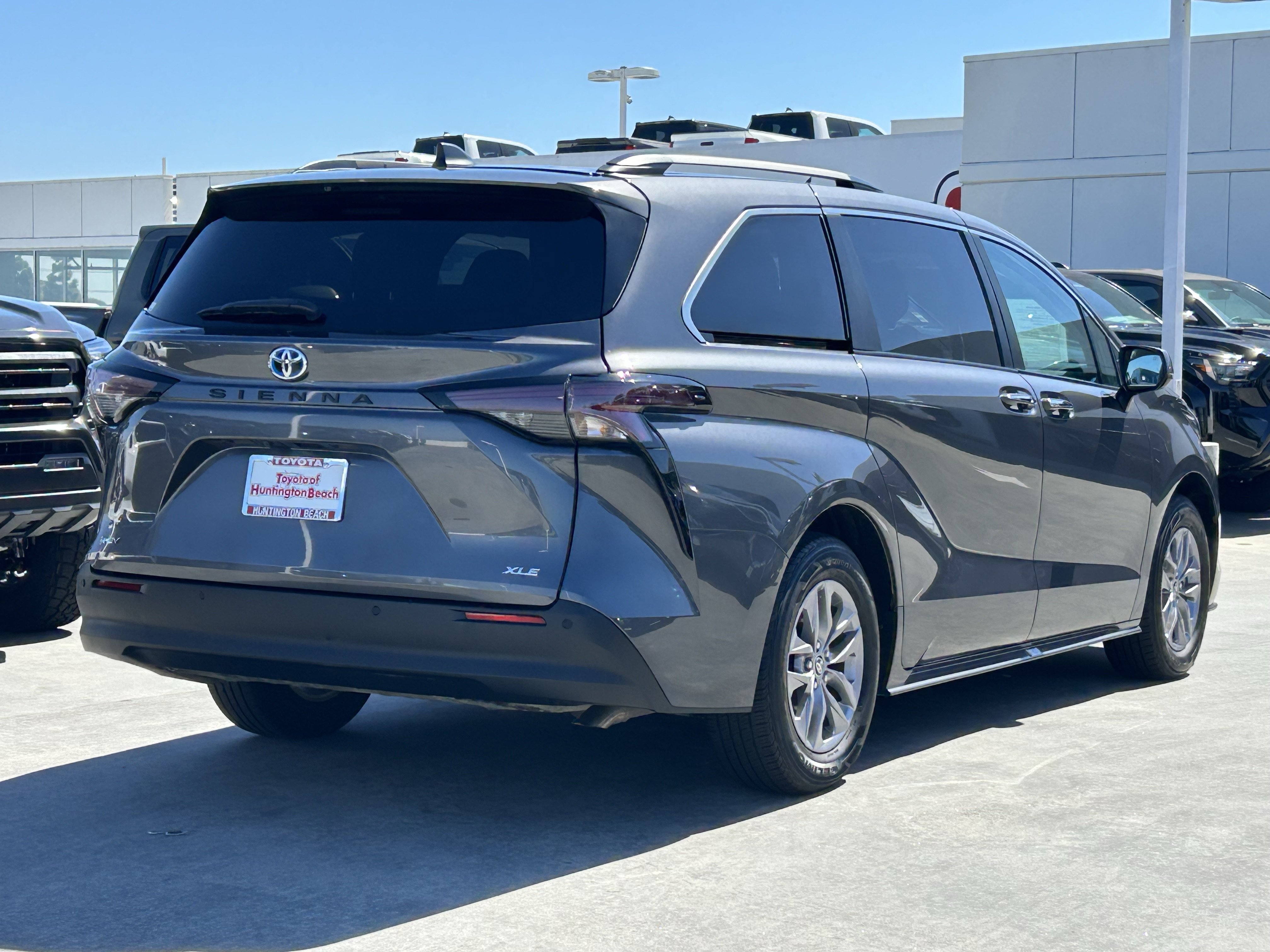 Certified 2025 Toyota Sienna XLE FWD image 3