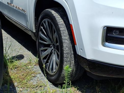 Used 2023 Jeep Grand Wagoneer Series III AWD/4WD image 7