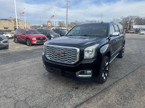 Used 2018 GMC Yukon XL Denali w/ Denali Ultimate Package image 3