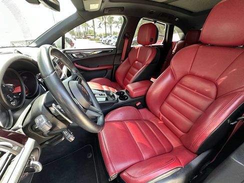 Certified 2024 Porsche Macan AWD/4WD image 5