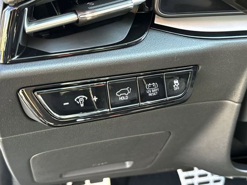 Used 2025 Kia Niro SX Touring image 17