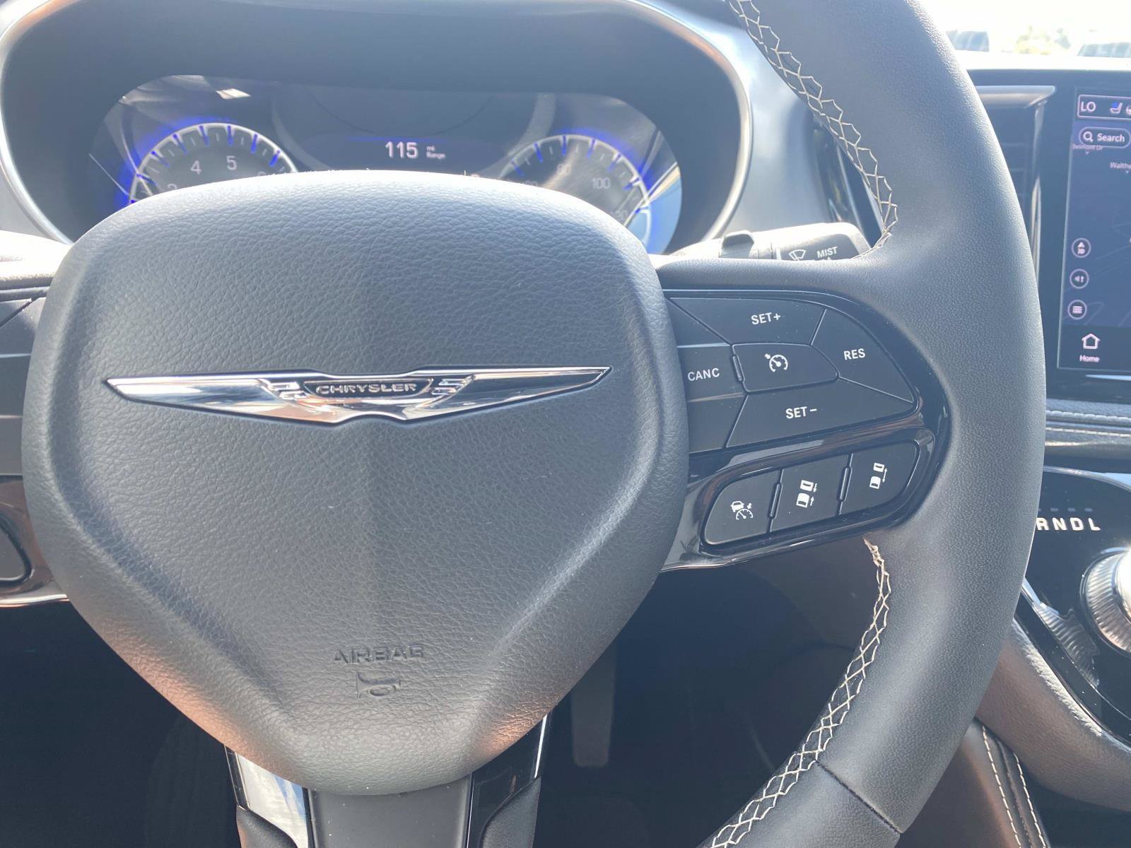 Used 2025 Chrysler Pacifica Limited FWD image 41