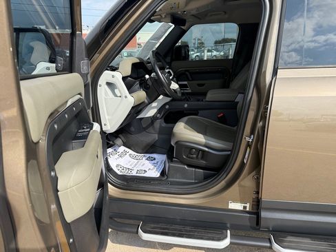 Used 2020 Land Rover Defender 110 First Edition image 7