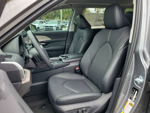 New 2026 Toyota Grand Highlander Platinum AWD/4WD image 18