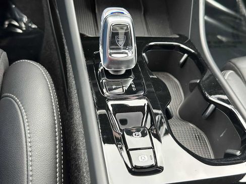 Certified 2025 Volvo XC40 B5 Plus AWD/4WD image 31