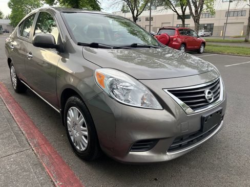 Used 2013 Nissan Versa SV w/ Convenience Pkg FWD image 2