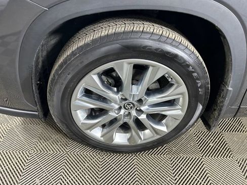 Used 2024 Toyota Highlander Limited image 11