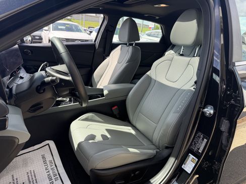 Certified 2025 Hyundai Elantra Limited FWD image 24