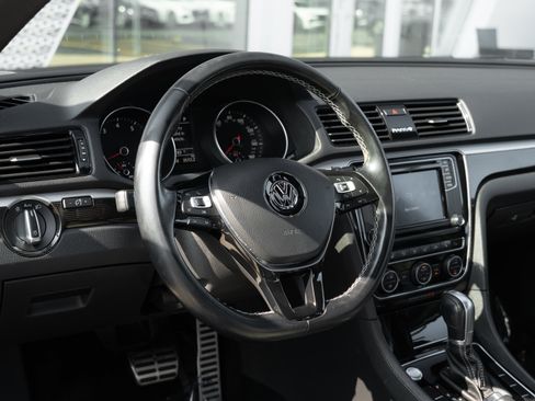 Used 2018 Volkswagen Passat GT FWD image 11