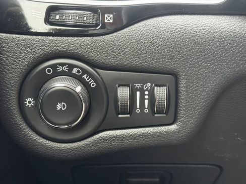 Used 2020 Jeep Cherokee Latitude Plus image 22