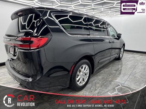 Used 2023 Chrysler Pacifica Touring-L FWD image 10