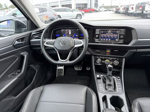 Used 2023 Volkswagen Jetta SE image 23